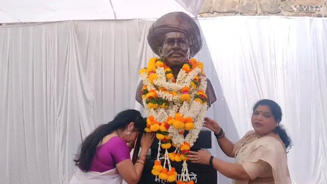 थोर समाज सुधारकांची समाज सुधारक ज्योतिबा फुले यांना दि जन्मशताब्दी ऐतिहासिक बिंदू चौकात वाहण्यात आली व ग्रंथ दिंडीचे आयो