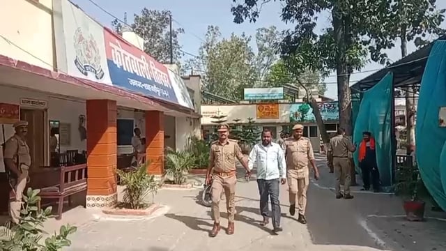 तिलहर पुलिस ने वांछित अभियुक्त को दबोचा, सरऊ पुलिया के पास से गिरफ्तारी
शाहजहाँपुर। जनपद में अपराधियों के खिलाफ चलाए जा रहे अभियान के तहत तिलहर पुलिस को बड़ी सफलता मिली है। थाना तिलहर पुलिस टीम ने एक वांछित अभियुक्त को गिरफ्तार कर लिया है।