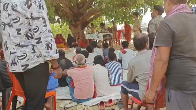 बिना सूचना गांव पहुंचीं एसपी, पीपल तले जनसंवाद— विवाद सुलझाने और साइबर ठगी से बचने का दिया संदेश