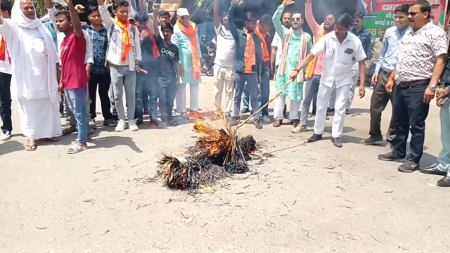 हिंदू परिषद के राजेश अवस्थी पुतला फुका