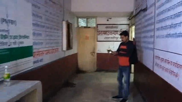 शाहजहांपुर में विकास भवन के कार्यालय के अंदर बेहतर सफाई से परेशान कर्मचारी