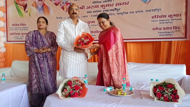 सांसद अरुण सागर ममता यादव दिव्या गुप्ता ने फूल भेंट कर सांसद जी का स्वागत किया