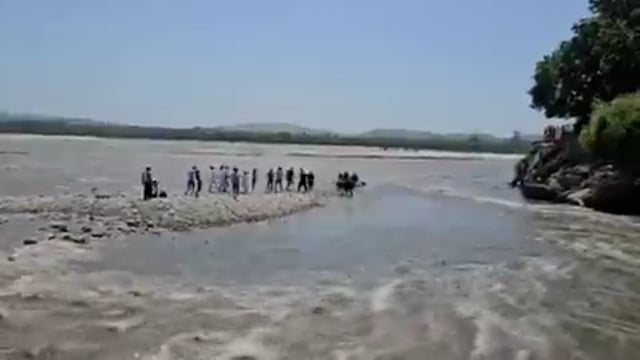 ➡️....हरिद्वार में अचानक गंगा का पानी बढ़ने से टापू पर 21 लोग फंस गए। पुलिस ने सभी को सुरक्षित रेस्क्यू किया।