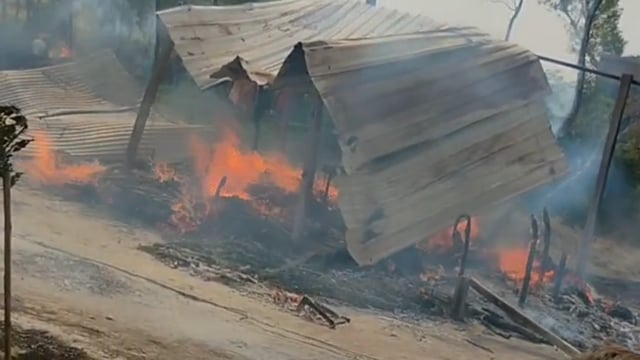 आग की चपेट में आया 7 घर, अग्निपीढ़ितों को मुआवजा देने की उठी मांग।