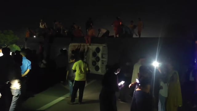 यमुना एक्सप्रेस वे पर यात्रियों से भरी बस अनियंत्रित होकर पलटी