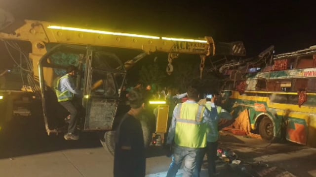 “ MANT- यमुना एक्सप्रेस-वे पर पलटी डबल डेकर बस… चीखों के बीच कैसे बची 72 जिंदगियां?”