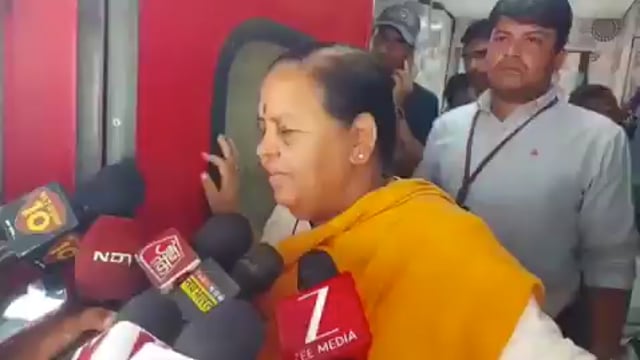 VIP मुसाफिर के लिए ट्रेन को चेन खींचकर रोका 

रेलवे पर फोड़ा ठीकरा 

झांसी स्टेशन पर चेन पुलिंग करके पूर्व सीएम उमा भारती को ट्रेन में बैठाया गया।

ट्रेन चलने लगी थी समर्थक ने चेन पुल कर दी।