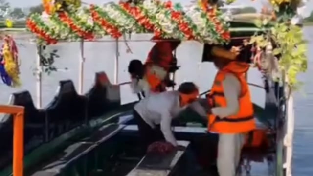 वृंदावन में यमुना हादसे के बाद नींद से जागा प्रशासन, नाव संचालकों को नोटिस, नाव और मोटरबोट संचालक निर्धारित संख्या में बिठाएंगे यात्री।