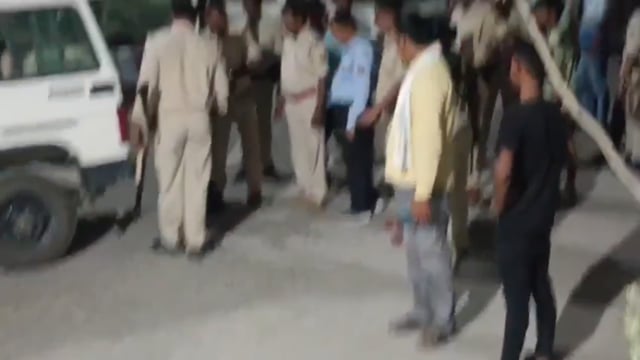 बगहा में तस्कर का हमला: सिपाही को काटा, पत्थरबाजी के बीच गिरफ्तारी
