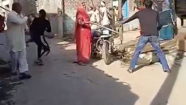 मथुरा के रहेडा गांव में लाठी डंडे व फायरिंग का एक और वायरल वीडियो आया सामने