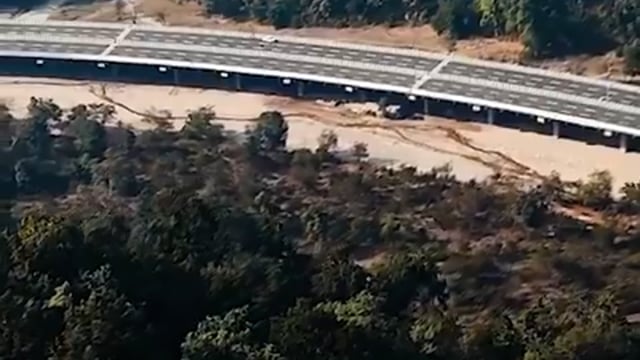 213 KM लंबे दिल्ली–देहरादून एक्सप्रेस वे का उदघाटन PM नरेंद्र मोदी 14 अप्रैल को करेंगे
यह एशिया का सबसे लंबा वाइल्ड लाइफ कॉरिडोर भी है, क्योंकि यह एक्सप्रेस वे राजाजी नेशनल पार्क और शिवालिक क्षेत्र से होकर निकलता है
12 KM लंबे एलिवेटेड हाईवे के नीचे से हाथी सहित सभी जंगली जानवर बिना रुकावट निकल सकेंगे