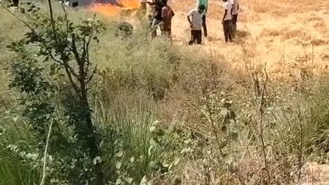 भांवरकोल मलिकपुरा में शार्ट सर्किट से गेहूं के खेत में लगी आग को ग्रामीणों की मदद से फायर ब्रिगेड ने पाया काबू