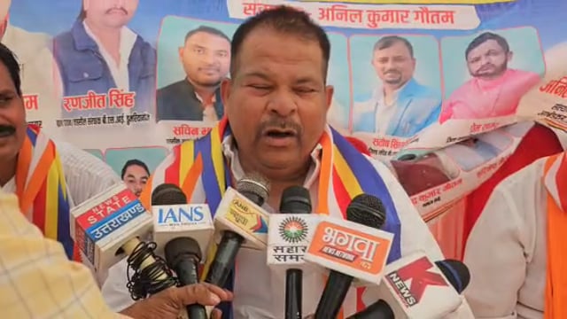 जहां पहले लोग अम्बेडकर जी की मूर्ति नहीं लगने दे रहे थे आज वहां हलवा और प्रसाद वितरण कर रहे है डुमारियागंज पूर्व विधायक 