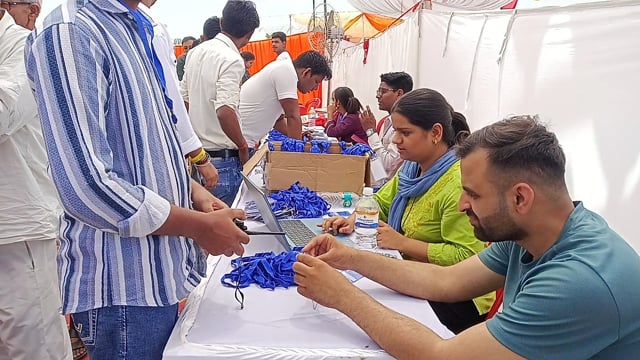 आईडी कार्ड बनवाने के लिए लगी लाइन शाहजहांपुर महाराज जी के दर्शन के लिए