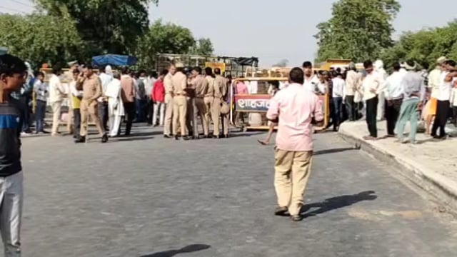 मृतक के परिजनों ने स्टेट हाईवे पर शव रखकर लगाया जाम कार्रवाई की उठाई मांग लगभग दो घंटे तक लग रहा बहनों का लंबा जाम