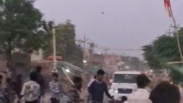 बांकेगंज में तोड़ी गयी डाॅ भीमराव अम्बेडकर की प्रतिमा, हुआ बवाल, उग्र भीड़ ने पुलिस वाहनों को बनाया निशाना