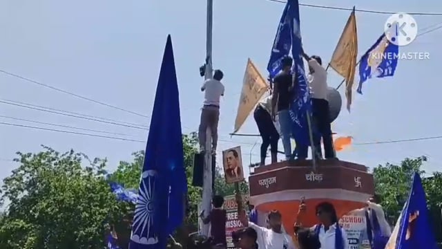 डॉ भीमराव अंबेडकर जी की जयंती के उपरांत परशुराम चौक पर झंडा लगाने एवं नारेबाजी करने पर स्थानीय लोगों ने उठाया विरोध