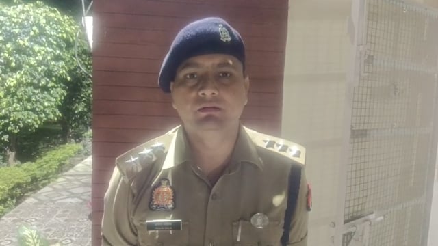सोशल मीडिया पर वायरल प्रकरण में पुवायाँ पुलिस ने दर्ज किया मुकदमा
शाहजहाँपुर। सोशल मीडिया पर थाना पुवायाँ से जुड़ा एक प्रकरण वायरल होने के बाद पुलिस ने संज्ञान लेते हुए सुसंगत धाराओं में अभियोग पंजीकृत कर लिया है।
क्षेत्राधिकारी पुवायाँ ने जानकारी देते हुए बताया कि मामले की गंभीरता को देखते हुए तत्काल मुकदमा दर्ज किया गया है और अग्रिम विधिक कार्यवाही की जा रही है। उन्होंने कहा कि प्रकरण की निष्पक्ष जांच कर आवश्यक कार्रवाई सुनिश्चित की जाएगी।