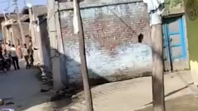 मथुरा के बरसाना में पक्षों में विवाद,दिनदहाड़े छत पर खड़े होकर दबंग तमंचे लहरा रहे है..फायर कर रहे हैं