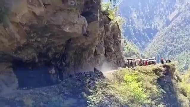 हिमाचल प्रदेश के चंबा जिले में सोमवार दोपहर लैंडस्लाइड का एक मंजर कैमरे में कैद,दरक गयी पहाड़ी