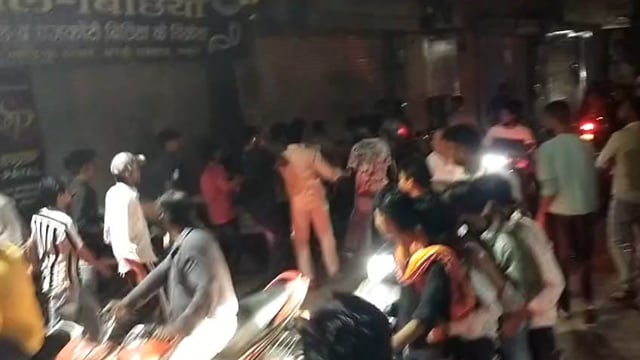 14 अप्रैल बाबा साहब की शोभायात्रा से पहले दो पक्षों में जमकर चले लात घुसे वीडियो व सोशल मीडिया पर वायरल मथुरा के मंडी रामदास का मामला रात्रि 8:30 की घटना