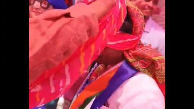 समाजवादी पार्टी के माननीय राष्ट्रीय अध्यक्ष अखिलेश यादव जी के आदेश अनुसार गोल्डी भाई बाबा साहब डॉ भीमराव अंबेडकर जी की 135 बी जयंती में गोवर्धन माल्यार्पण किया