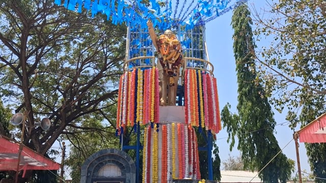 बार्शीटाकळी पंचायत समिती यांच्या प्रंगांना मधील बाबासाहेब आंबेडकर यांच्या पुतळ्याला हार अर्पण करून भीम जयंती साजरी केली 