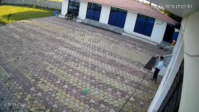 ➡️....छतरपुर: जिले के बमीठा थाना क्षेत्र में एक दर्दनाक हादसा सामने आया है। जानकारी के अनुसार, होटल परिसर में रूम बॉय प्रदीप रैकवार उर्फ रानू रैकवार लोहे की पाइप से बंदर को भगाने का प्रयास कर रहे थे, तभी वे अचानक 33 केवी बिजली लाइन की चपेट में आ गए। करंट लगने से उनकी मौके पर ही मौत हो गई।