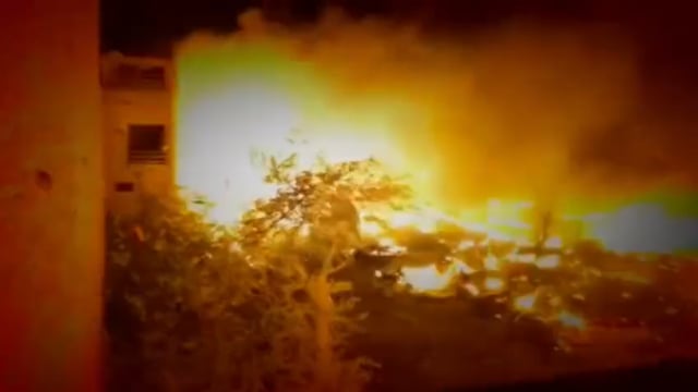 लखनऊ के विकासनगर थाना क्षेत्र के टेढ़ी पुलिया के पास एक भीषण अग्निकांड में 50 से अधिक झोपड़ियां जलकर खाक हो गईं।#news