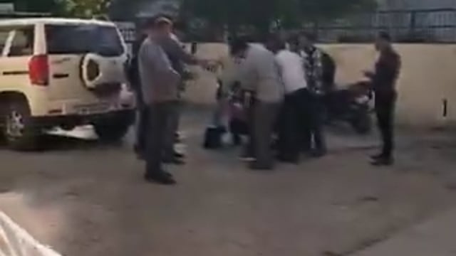 सीतापुर - एसडीएम का पेशकार अनुपम श्रीवास्तव एंटी करप्शन टीम द्वारा एक लाख रुपये की रिश्वत लेते हुए रंगेहाथ गिरफ्तार किया गया, आरोप है कि दाखिल खारिज में लगी आपत्ति के निस्तारण के नाम पर किसान से रिश्वत ली गई

कार्रवाई के दौरान टीम ने पब्लिक के सामने पेशकार की उंगलियां पानी में डलवाईं, जिनके डूबते ही पानी गुलाबी हो गया, इसके बाद आरोपी को हिरासत में लेकर थाने ले जाया गया