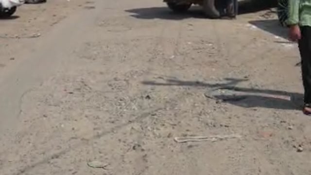 पलिया की मछली मण्डी रोड जर्जर, गड्ढों से परेशान लोग, स्कूली बच्चों पर भी खतरा, नगरवासियों में आक्रोश