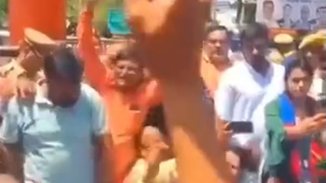 आगरा परशुराम चौक पर ब्राह्मण समाज के लोगों ने किया प्रदर्शन कमिश्नर साहब से की सख्त से सख्त कार्रवाई की मांग