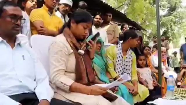 ➡️....अपना दल की विधायक पल्लवी पटेल ने गांव के मजमे के बीच SP रविकुमार की क्लास लगायी