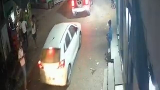 ➡️....यूपी: विशुद्ध रूप से फिल्मी गुंडागर्दी का सीन है...
हापुड: गुंडे कार से आते हैं।