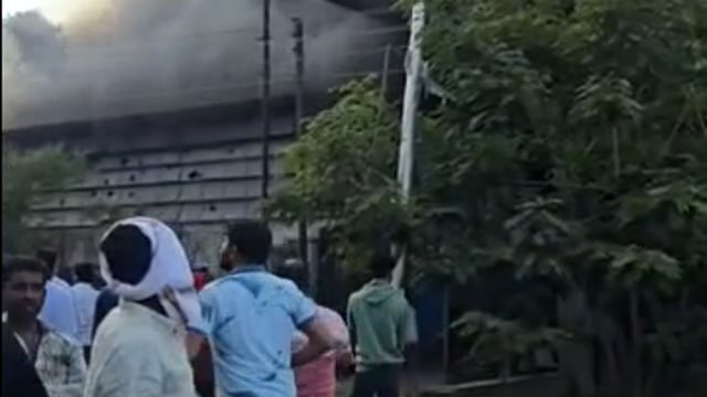 लातूर : एमआयडीसीत मुंदडा अल्युमिनियम या फॅक्टरीला भीषण आग ;सिलेंडरचा स्फोट दोन जण गंभीरित्या भाजल्याची माहिती.