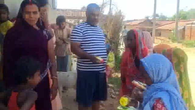 वृद्ध महिलाओं को खाने की सामग्री वितरण 