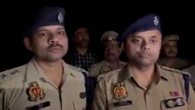 ➡️....ऐसे आती है मौत, ट्रेन से 1 व्यक्ति की कटकर मौत हुई , ट्रेन से उतरकर माजरा देख रहे 4 लोग भी कटकर खत्म हो गए.      Prayagraj