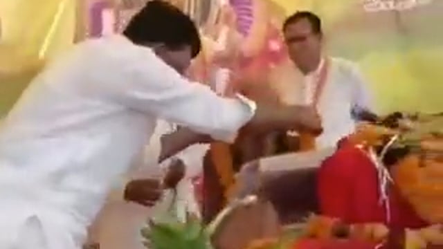 ➡️......मध्य प्रदेश*
दतिया में भागवत कथा में पहुंचे BJP विधायक प्रदीप अग्रवाल ने बाबा को माला पहनाई। बाबा ने विधायक को कई घूसे मारे, धक्का दिया और माला उतारकर फेंक दी।
कुछ लोग इसे बाबा का "विशेष आशीर्वाद" बता रहे हैं !!
