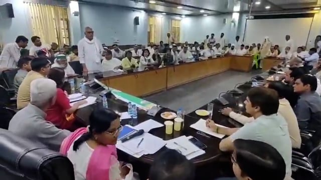 ➡️.....यूपी : बागपत में "मटरू" लंगूर भरी मीटिंग में DM अस्मिता लाल के पास पहुंच गया। 2015 बैच की IAS अस्मिता एनिमल लवर हैं। मटरू उनका पेट एनिमल है और DM कार्यालय परिसर में ही घूमता रहता है*