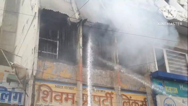 आगरा संजय पैलेस के इकाई टावर में भीषण आग लगी पहली मंजिल पर कंप्यूटर लैपटॉप के गोदाम में लगी आग लाखों का सामान जलकर हुआ ख
