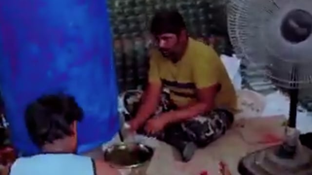 ➡️....गुजरात : भावनगर पुलिस ने नकली शराब बनाने की फैक्ट्री पकड़ी है। इसे ब्रांडेड बोतलों में भरकर बेचा जा रहा था। 6 आरोपी गिरफ्तार हैं।
सनद रहे कि गुजरात एक ड्राई स्टेट है