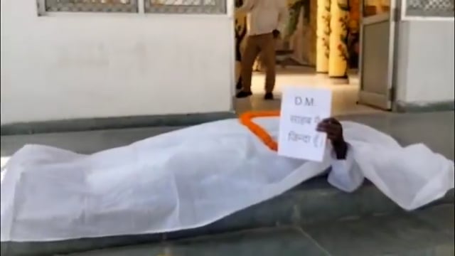 ➡️.....बस्ती में एक बेहद चौंकाने वाला मामला सामने आया है, जहाँ जिंदा व्यक्ति को सरकारी कागज़ों में मृत घोषित कर दिया गया