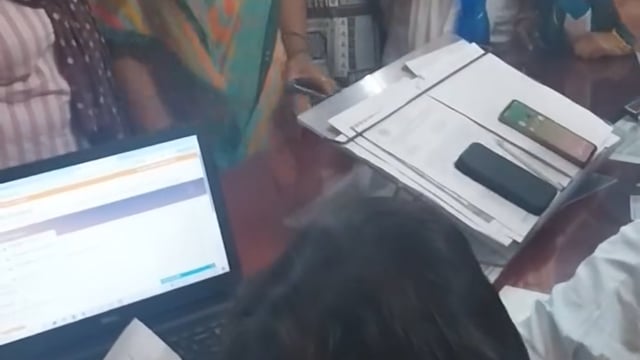 स्मार्ट मीटर से परेशान महिलाओं का रो रो कर बुरा हाल एत्मादपुर के बिजली घर में एक्स ईन ऑफिस के अंदर महिलाओं में सुनाई रो 