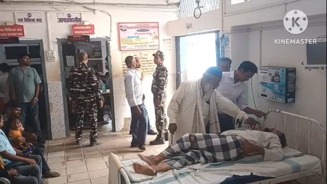 चलती बाइक पर बंदर का हमला, पति-पत्नी गंभीर रूप से घायल।