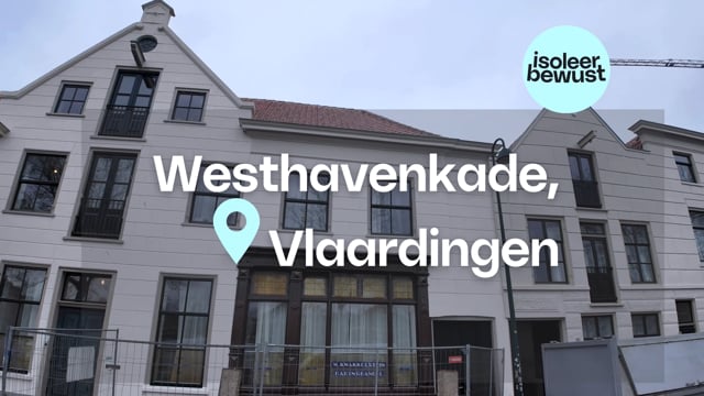 Hellende daken isoleren met stro inblaasisolatie