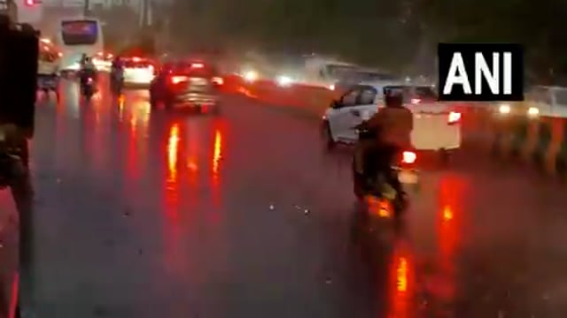 नोएडा(उत्तर प्रदेश): नोएडा के कई हिस्सों में तेज बारिश हुई। वीडियो नोएडा सेक्टर-11 से है।