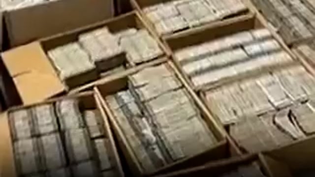 ➡️....पूर्व एडिशनल कमिश्नर केशव लाल के घर से 100 करोड़ से ऊपर की संपत्ति जब्त हुई 
पूर्व एडिशनल कमिश्नर कानपुर के घर में सीबीआई जब रेड मारी तो