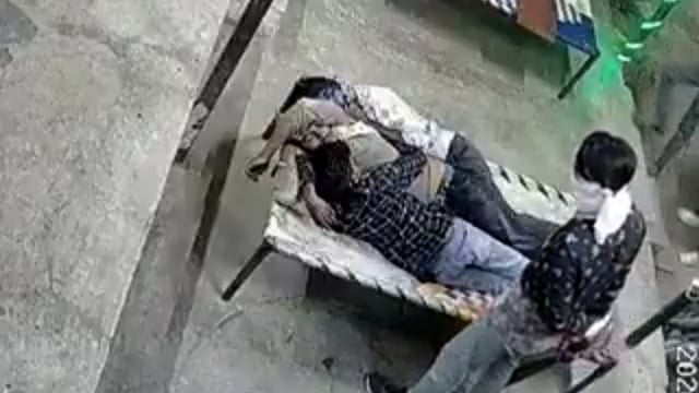 ➡️.....राजस्थान : ब्यावर में होटल के बाहर चारपाई पर सो रहे 3 युवकों पर जानलेवा हमला
कई लोग मुंह पर कपड़ा बांधकर आए, लाठियों से हमला कर दिया
सुनील, नरेंद्र, संजय सहित 10 पर FIR हुई है