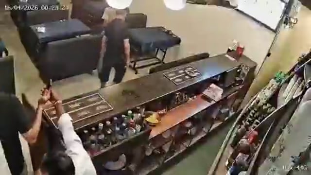 ➡️.....महाराष्ट्र : नागपुर के बार में एक पियक्कड़ ने उल्टी कर दी
बारकर्मियों ने पूछा– इसे साफ कौन करेगा
इस पर पिक्क्कड़ों की फौज और बारकर्मियों में भीषण युद्ध हुआ