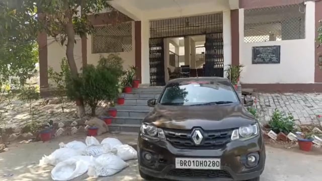 एक कार पर लदा 490 लीटर में हुआ शराब बरामद धंधेबाज फरार